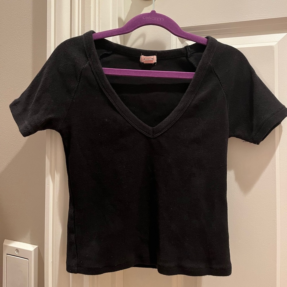Cropped black v neck t-shirt